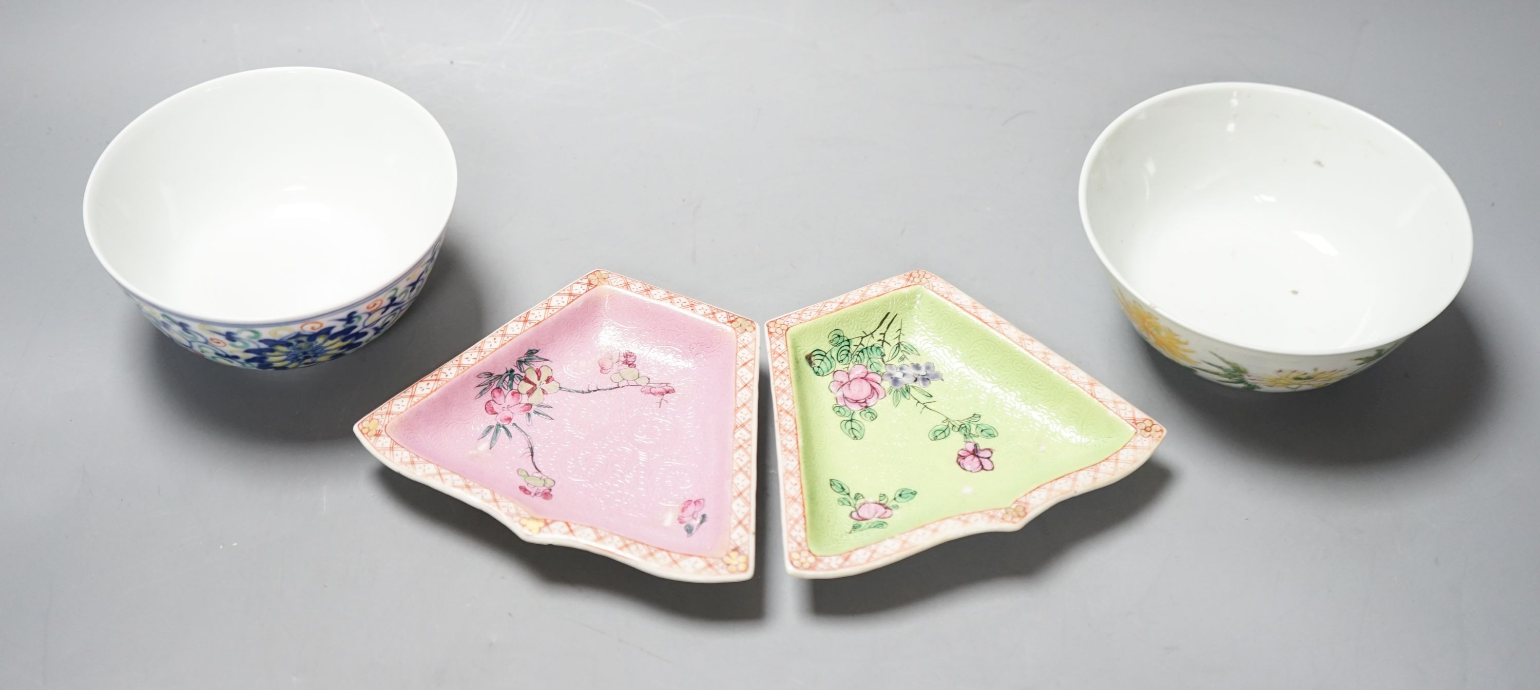 Two Chinese porcelain bowls and two enamelled porcelain dishes, 19th/20th century, largest 12.3 cm